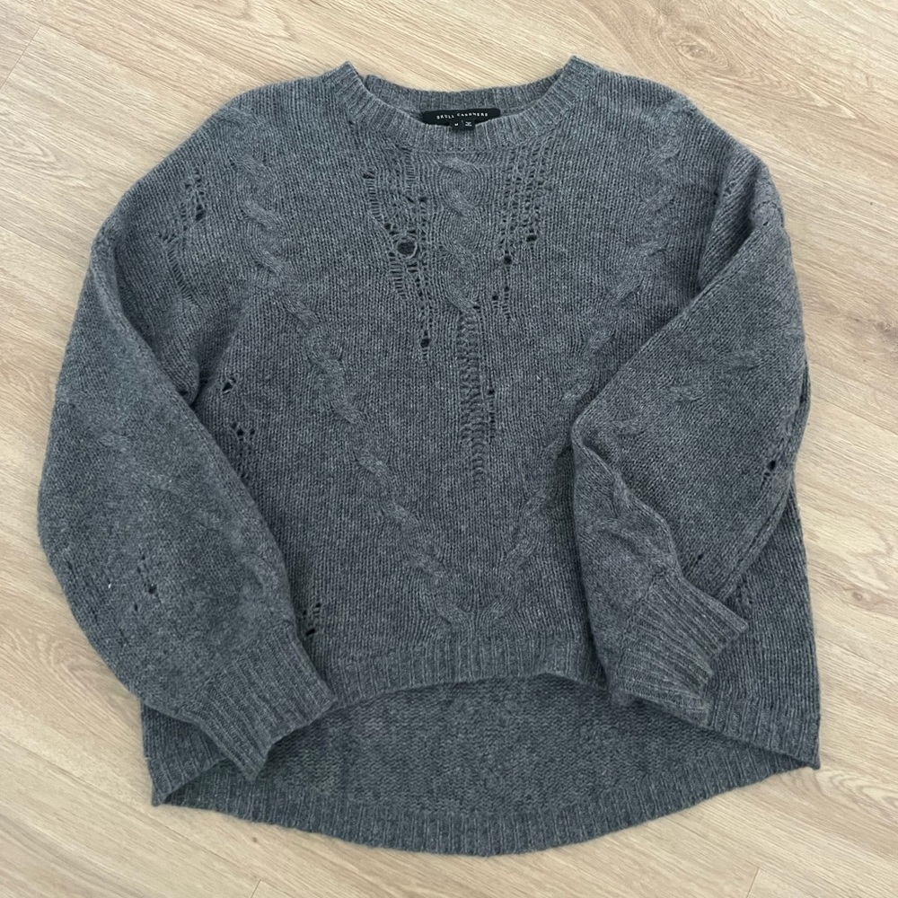 Skull Cashmere size Medium. High low. Some pilling. Style has holes throughout